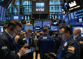 AI trade is turning increasingly volatile: experts suggest ways to manage the risk